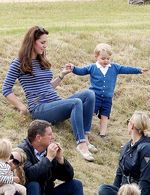 So Cute! Pangeran George Asyik Bermain dengan Kate Middleton