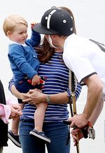 So Cute! Pangeran George Asyik Bermain dengan Kate Middleton
