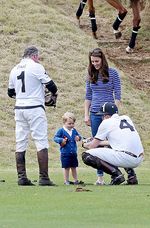 So Cute! Pangeran George Asyik Bermain dengan Kate Middleton