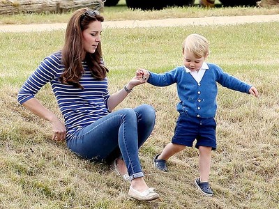 So Cute! Pangeran George Asyik Bermain dengan Kate Middleton