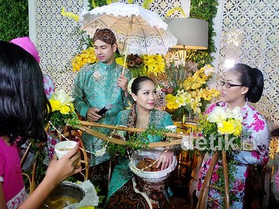 Mengintip Kembali Prosesi Tujuh Bulanan Raffi dan Nagita