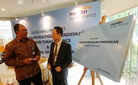 Direktur Utama PT Mandiri Tunas Finance Ignatius Susatyo Wijoyo berbincang dengan Ketua STM PPM School of Management Alexander Liang usai penandatanganan kerjasama. Ist/Ram/detikFoto.