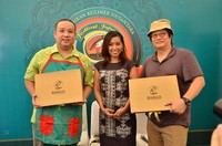 Nuning Wahyuningsih selaku Senior Brand Manager Bango PT Unilever Indonesia Tbk. Memberikan kenang-kenangan kepada Jeffry Sie dan KF Seetoh. Jeffry Sie adalah pemilik dari Gudeg Yu Nap dan KF Seetoh adalah penggagas World Street Food Congress.