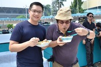Chef Malcolm Lee dan KF Seetoh menerima tantangan dari Bango untuk mencicip 9 makanan Indonesia yang belum pernah mereka coba sebelumnya.