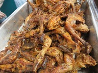 Ratusan potong Ayam Bakar Taliwang Bersaudara siap disajikan untuk para pembeli FJB 2015.