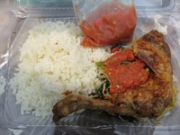 Inilah Ayam Bakar Taliwang Bersaudara saat dibeli di Festival Jajanan Bango. Bumbu, sambal, dan ayamnya begitu pedas dan nikmat!