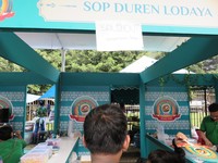 Gerai Es Duren Lodaya adalah salah satu gerai yang paling panjang antriannya. Pengunjung bahkan rela menunggu hingga hampir 1 jam ketika durian ini sold out sementara.