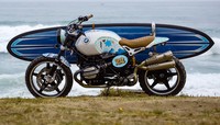 Bahkan motor ini diperkenalkan dengan dilengkapi yang bisa menaruh papan selancar, karya Mason Dyer. Pool/dok BMW.