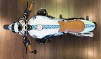 Tidak sampai disitu, tampil 'bondol' bersama knalpot stainless steel milik Akrapovic, kursi kulit, dengan stang panjang. Membuat motor ini begitu menawan dan menakutkan. Pool/dok BMW.