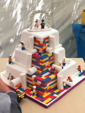 Unik Banget! Kue Pengantin Ini Berbentuk Lego