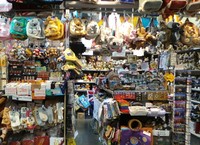 Banyak sekali jenis oleh-oleh yang tersedia di sini. Biasanya antar toko memiliki harga yang sama. Misalkan ada yang berbeda, itupun takkan jauh (Shafa/detikTravel)