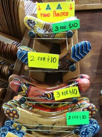 Salah satu barang yang paling banyak dibeli adalah pajangan bumerang. Untuk ukuran bumerang yang dilukis dengan tangan, harganya cukup masuk akal lho! (Shafa/detikTravel)