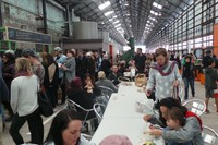 Di bagian belakang pasar terdapat barisan penjaja makanan dan minuman. Serta, berderet kursi yang disediakan untuk menikmati makanan (Shafa/detikTravel)