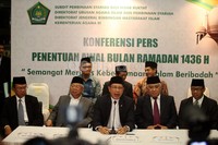 Menag Lukman Hakim Saifuddin (tengah) mengumumkan hasil sidang isbat.