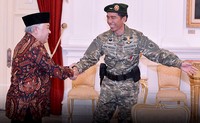 Saat menerima Din, Jokowi terlihat mengenakan pakaian militer, maklum Jokowi baru saja tiba dari Baturaja, Sumatera Selatan, untuk menyaksikan latihan tempur TNI. Laily/Setpres/detikFoto.