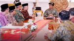Terima Din Syamsuddin, Jokowi Pakai Baju Militer