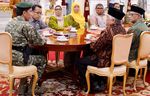 Terima Din Syamsuddin, Jokowi Pakai Baju Militer