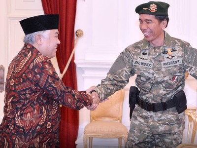 Terima Din Syamsuddin, Jokowi Pakai Baju Militer