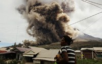 Semburan awan panas terlihat di Desa Sukanalu, Kabupaten Karo, Sumatera Utara. YT Haryono/Reuters/detikFoto.