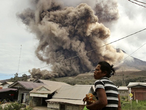 Sinabung Semburkan Awan Panas