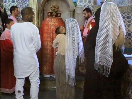 Kim Kardashian Unggah Foto-foto Pembaptisan North West di Jerusalem