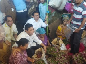 Blusukan ke Kramat Jati, Setya Novanto Borong Bawang dan Kentang 1 Karung