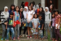 Melody bersama para penggemar di lokasi syuting.
