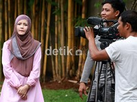 Mengenakan hijab juga diakuinya sebagai salah satu yang tak pernah ia lakukan dalam kehidupan sehari-hari.