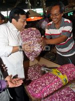 Ketua DPR Borong Bawang Merah di Pasar Induk