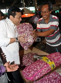 Ada produk yang Setya beli dalam jumlah banyak, yaitu kentang sampai satu karung. Sementara bawang satu bungkus, blewah tiga buah, dan lain-lain. Lamhot Aritonang/detikFoto.