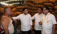 Pimpinan DPR berdialog dengan pedagang kentang. Lamhot Aritonang/detikFoto.