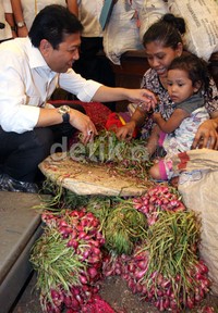 Setya Novanto berbincang dengan tenaga lepas pengupas kulit bawang yang bekerja membawa anaknya. Lamhot Aritonang/detikFoto.