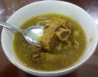 Kuah hangat yang gurih segar dengan jejak minyak pada pinggiran mangkuk terasa sangat nikmat. Daging iga yang empuk dengan ukuran sedang terasa juicy dan gurih saat berpadu dengan kuah kaldu yang nikmat.