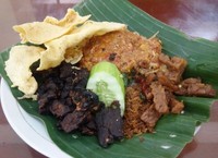 Nasi hangat dengan tambahan tauge, kacang panjang dan daun singkong rebus yang disiram saus kacang yang gurih pedas. Semakin nikmat saat disantap bersama dengan rempeyek udang rebon yang renyah.