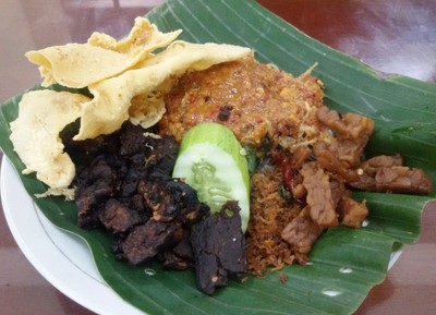 Uenak Tenan! Nasi Pecel Empal Plus Tempe Mendoan Cocol Sambal Kecap