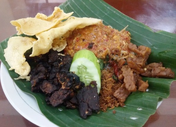 Uenak Tenan! Nasi Pecel Empal Plus Tempe Mendoan Cocol Sambal Kecap