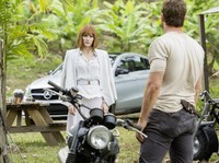 Bryce Dallas Howard di depan Mercy GLE Coupe. Pool/dok Mercedes-Benz.