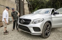 Produser Frank Marshall (kiri) dan Sutradara Colin Trevorrow (kanan) tengah mempersiapkan syuting untuk  Mercedes-Benz GLE Coupe. Pool/dok Mercedes-Benz.