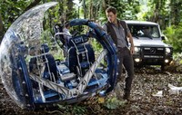 Dalam film tersebut, karakter Owen Grady yang diperankan oleh Chris Pratt mengendarai G-Class, mobil SUV Mercedes-Benz. Pool/dok Mercedes-Benz.