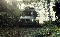     Mobil van Mercedes-Benz Sprinter berjalan di hutan Jurassic World. Pool/dok Mercedes-Benz.