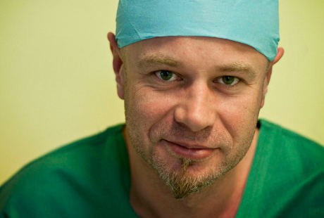 Sosok di Balik Transplantasi Wajah dan Tenggorokan Pertama di Polandia