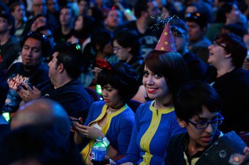 Cosplayer wanita mengenakan kostum game Vault-tech saat menghadiri konferensi pers Bethesda. (istimewa/detikcom/gettyimages)