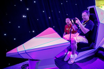 Seorang pria tampak seru bermain game video Star Fox Zero buatan Nintendo. (istimewa/detikcom/gettyimages)