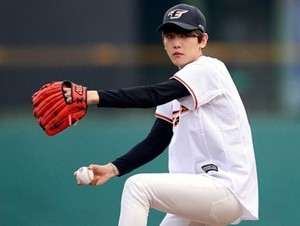 Begini Gaya First Pitch Baekhyun EXO Saat Buka Pertandingan Bisbol