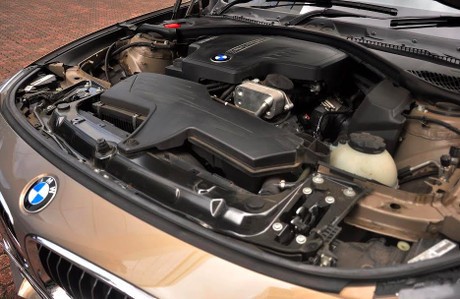Sedan Maskulin BMW 320i Gran Turismo