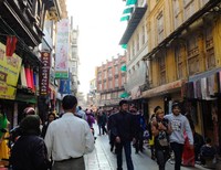 Waktu itu, pada sore yang cerah, manusia berbondong-bondong menyambangi Kathmandu Durbar Square untuk menikmati tenggelamnya matahari (Sastri/detikTravel)