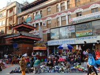Kawasan Kota Tua ini juga penuh pedagang. Mulai dari pakaian, perhiasan, makanan, dan sayur-sayuran dijual di sini (Sastri/detikTravel)