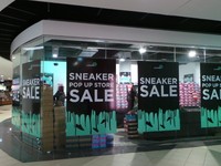 Mencari sepatu sneakers bermerk seperti Nike, Adidas dan Vans yang murah? Di sini juga ada toko khusus sepatu bermerk. Pastinya diskon juga! (Shafa/detikTravel)