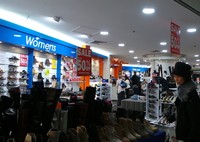 Sebagai warga di negara tropis, pasti agak bingung saat datang ke negara 4 musim di kala musim dingin. Tak perlu beli sepatu dari Indonesia. Karena di sini juga ada beragam pilihan sepatu musim dingin yang harganya sangat miring (Shafa/detikTravel)