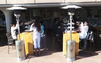 Seperti ini area semi indoornya. Biasanya pengunjung yang di sini saat makan besar. Karena jika di outdoor, akan banyak burung camar yang jahil mengambil makanan (Shafa/detikTravel)